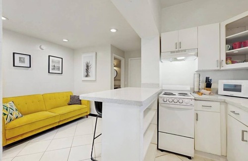 Parkside House | Inviting duplex with enclosed yard, fast WiFi, full kitchen, & W/D