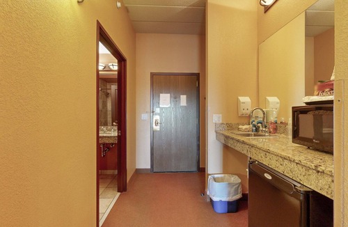 Wisconsin Dells Apartment | Inviting studio + balcony, & Adventures