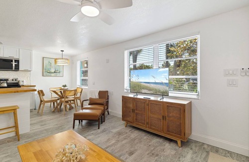 Englewood Condo | Island Condo Sun & Fun, Deeded Beach (Suite 1)