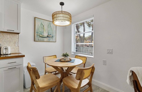 Englewood Condo | Island Condo Sun & Fun, Deeded Beach (Suite 1)