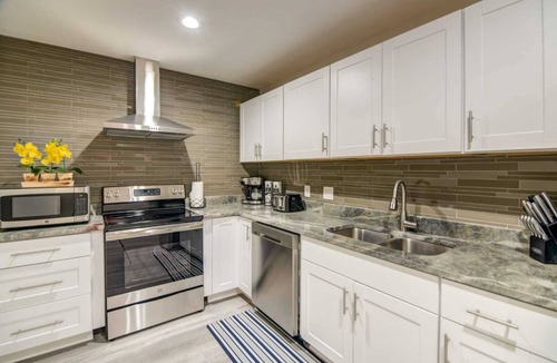 Hattiesburg House | It’s a beautiful renovated house with modern furniture and lovely decor.