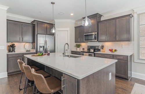 West End Cottage | Ivory - Private Porch - Walk to Centennial Park