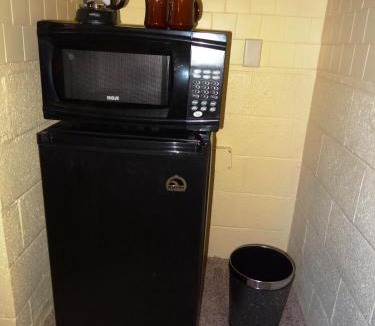 Mount Ida Hotel | JI3 - Queen Guest Room located at the Joplin Inn