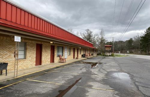 Mount Ida Hotel | JI6 - JI6, King Guest Room at the Joplin Inn