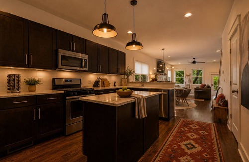 Belmont - Hillsboro House | Johnny & June’s Treehouse - Steps to 12 South