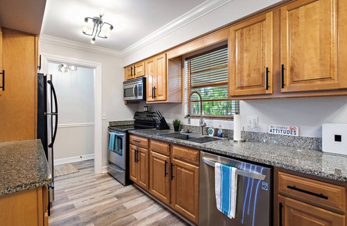 Cherokee Park Condo | July discounts! Cozy 2-bedroom 2nd floor, end unit condo in charming Sarasota