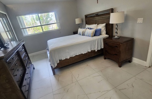 San Carlos Park House | Just Remodeled- Luxury kitchen & bathrooms w river on the back - kids love it.