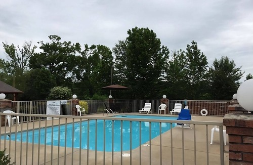 Cabot House | Just What You Were Looking For! 3 Comfortable Units, Free Parking & Breakfast, Pool