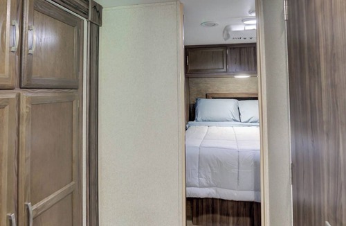 East Point RV Rental | Kamp Bisteneau camperon lake with Boat launch