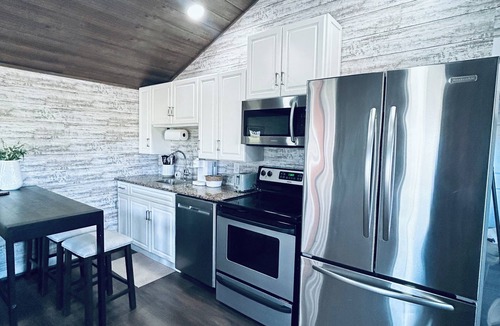 Minford Cottage | Kate’s Cottage cozy 1-bedroom cottage nestled in the woods