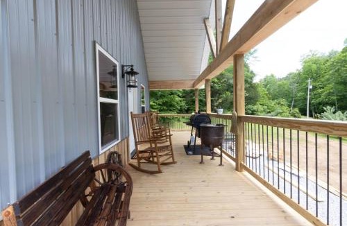 Jamestown House | Kentucky Coal Cabin 2 min from Lake Cumberland