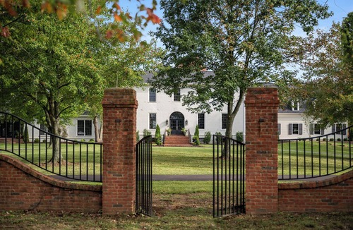 Buechel House | Kentucky Derby Private Estate : Luxury, Pool, Spa , Large groups