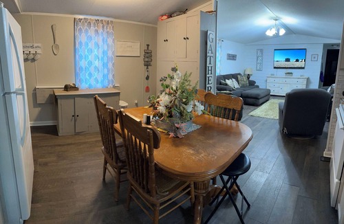 Almo House | Kentucky Lake 3-bed Mobile Home Cabins - shared dock access WiFi, & Bald eagles!