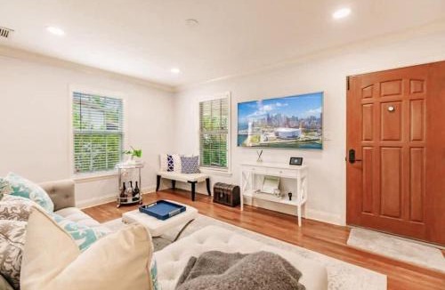 Sunshine Park House | Key Lime Cottage - Bask Poolside in a Historic Flamingo Park Gem