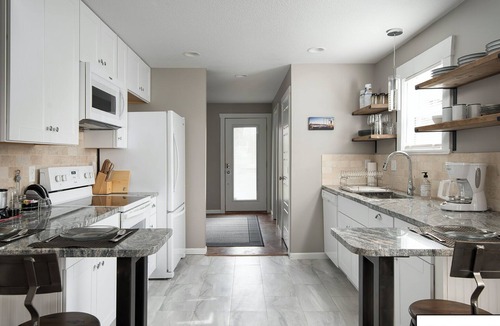 Ward Parkway House | King Bed & 2.5 baths * Google Fiber * BBQ*