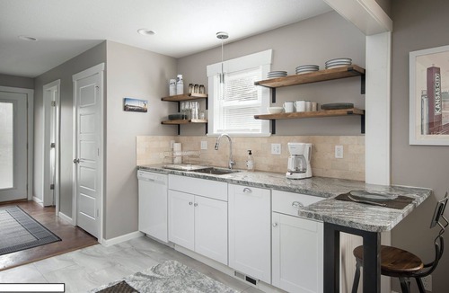 Ward Parkway House | King Bed & 2.5 baths * Google Fiber * BBQ*