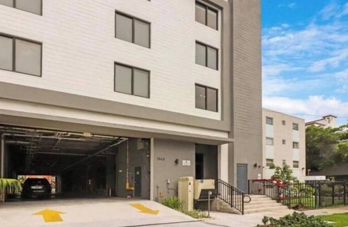 East Little Havana Apartment | King Bed brand new safe Oasis minutes to Brickell