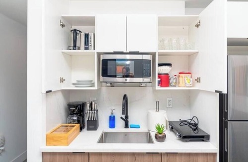 East Little Havana Apartment | King Bed brand new safe Oasis minutes to Brickell