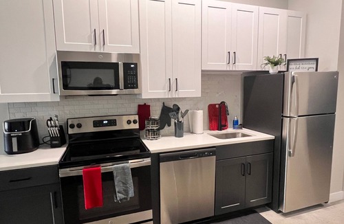 Mount Auburn Apartment | King Bed, Free Parking, Walk to Bengals, Red, Business District. Duke Conv Ctr
