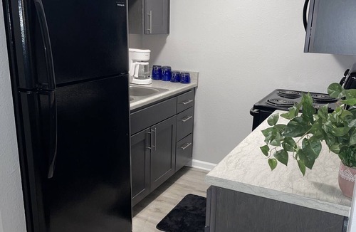 Kettering Apartment | King Bed. Funny Bone, Fraze, WPAFB, museum Adventure Reef. Fun get away!