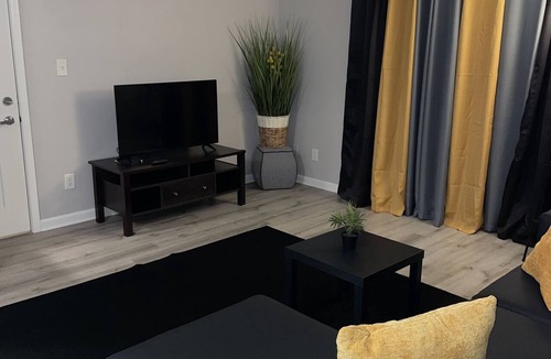 Kettering Apartment | King Bed. Funny Bone, Fraze, WPAFB, museum Adventure Reef. Fun get away!