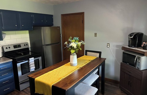 Farmington House | King Bed, game room minutes away from downtown, golf courses + BIG back yard