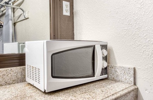 Bald Knob Apartment | King Bed|Non-Smoking