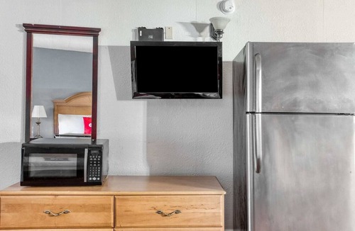 Bald Knob Apartment | King Bed|Non-Smoking