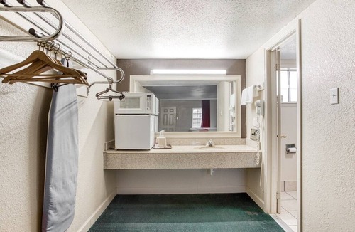 Bald Knob Apartment | King Bed|Non-Smoking