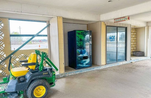 Marked Tree Apartment | King Bed|Non-Smoking