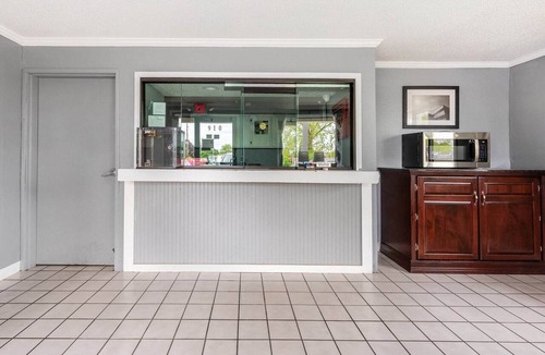 Lansing Apartment | King Bed|Non-Smoking