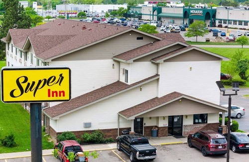 Lansing Apartment | King Bed|Non-Smoking