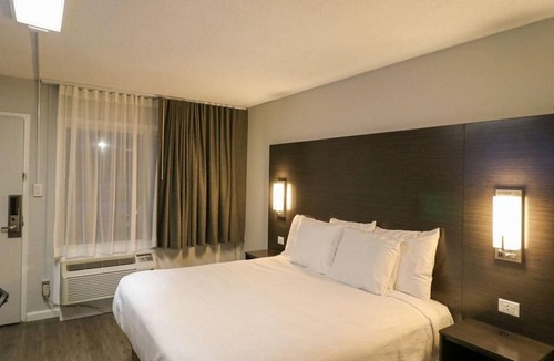 Henderson Hotel | King Bed Smoking at Envi Boutique Hotel