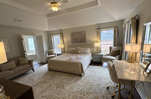 Athens House | ⚡️⚡️⚡️KING Beds near UGA: Theater, Game Room, Hot Tub, Golf & River, 4 Game Tables⚡️⚡️⚡️