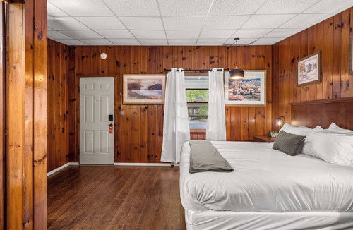 Hendersonville Hotel | King Hotel Cabin 5 minutes to DT Hendo & Flat Rock