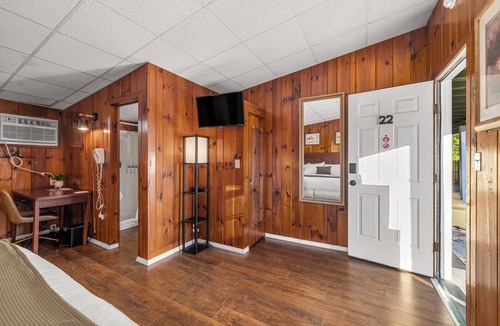 Hendersonville Hotel | King Hotel Cabin 5 minutes to DT Hendo & Flat Rock