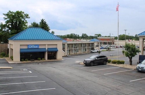 Lynchburg Hotel | King Room w/Free Breakfast Near Liberty University & Snowflex Centre