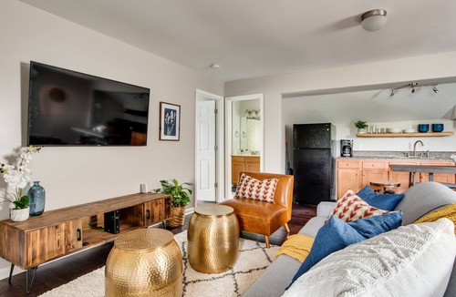 Belmont - Hillsboro Apartment | King Size Stylish Apt 10 min to city center; Ideal for longer stays