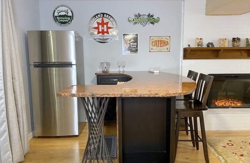 Cheshire Apartment | King sized Guest Suite with Private Hot Tub, In Town location.