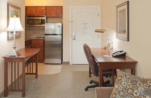 Lafayette Apartment | King Studio. Free Breakfast. Pool. Only 5 Miles from Purdue University.
