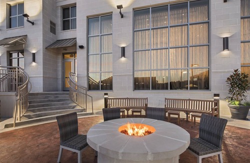 Florence Apartment | King Studio + Free Breakfast! Pool & Gym Access.