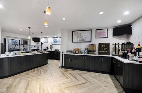 Maumee Apartment | King Studio Suite | Free Breakfast & Pool