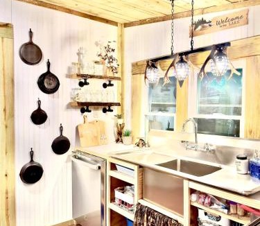 Independence House | King Suite & Bunkhouse - Deer Camp - WiFi - Grill