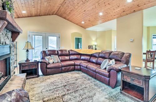 Burkesville House | King Suite Haven Near Dale Hollow Lake & Boat Slip