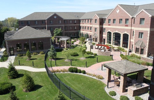 Indianapolis Condo | King Suite | Pool Access + Business Center
