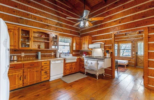Whiteside Cabin | Kingfisher Cabin-a PMI Scenic City rental