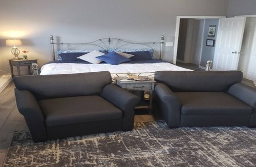 Bellevue House | Kings s size bed king The entrance through the front door Long term is availabl