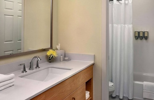 Auburn Hills Hotel | Kitchenette, Outdoor Pool, Free Breakfast, Convenient Stay at Auburn Hills!