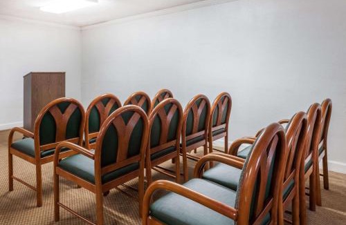 Seven Oaks Hotel | Knights Inn - Columbia