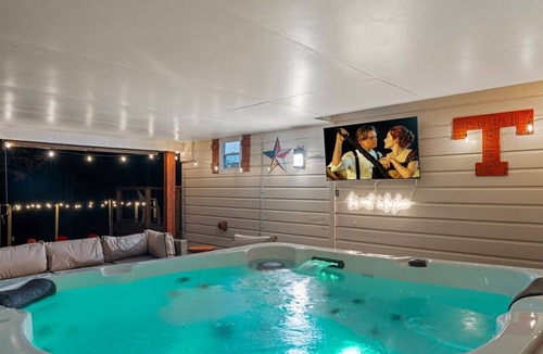 Knoxville House | KnoxHaven | 5 Min UT Hot Tub Firepit Theater Games